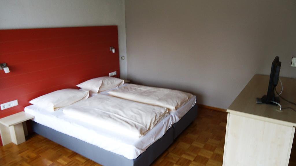 Hotel Krone Niederstotzingen Rum bild